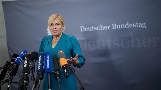 Bundestagspräsidentin Julia Klöckner (CDU) gab vor der konstituierenden Sitzung der Corona-Enquete-Kommission ein Statement.