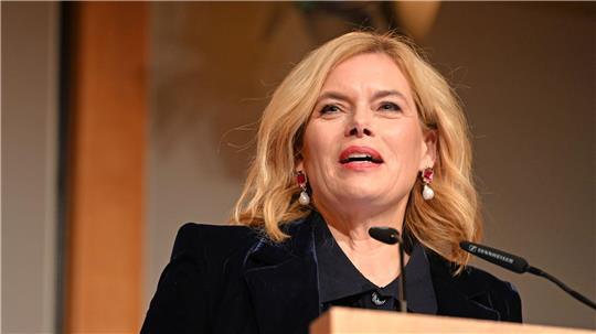 Bundestagspräsidentin Julia Klöckner hielt in Berlin eine Laudatio auf die Streetworkerin Sabine Constabel, die sich gegen Prostitution engagiert.