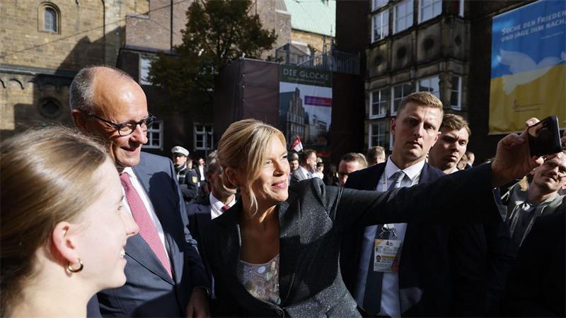 Hunderttausende feiern Einheitsfest in Bremen Bundestagspräsidentin Julia Klöckner macht für die Schaulustigen die Selfies.