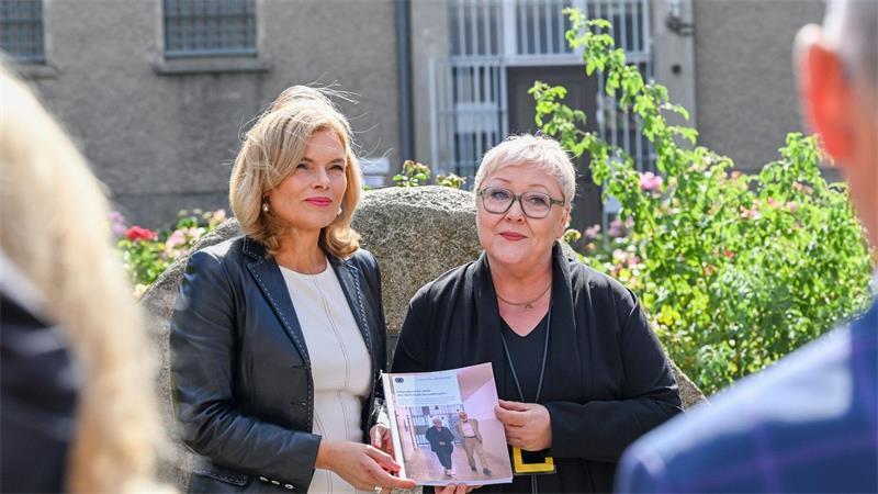 Bundestagspräsidentin Julia Klöckner nahm den Bericht der SED-Opferbeauftragten bei einem Besuch in der ehemaligen Gedenkstätte Hohenschönhausen entgegen.
