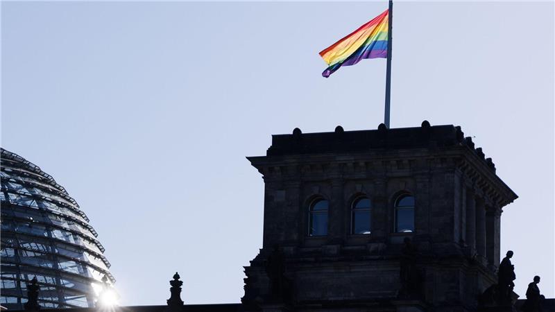 Bundestagspräsidentin Klöckner lässt die Fahne nur noch am Internationalen Tag gegen Homophobie hissen. 