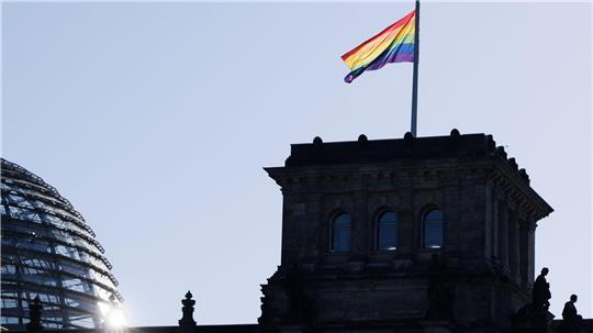 Bundestagspräsidentin Klöckner lässt die Fahne nur noch am Internationalen Tag gegen Homophobie hissen. 