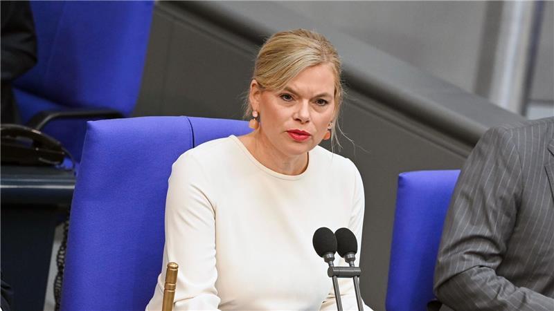 Bundestag will ran an die „digitale Theke“ Tiktok Bundestagspräsidentin Klöckner will die Arbeit des Parlaments künftig auch auf Tiktok vorstellen. (Archivbild)