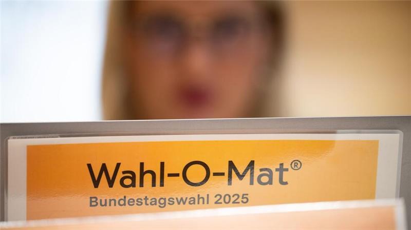 Bundestagswahl 2025: Frau testet den Wahl-O-Mat bei offizieller Vorstellung