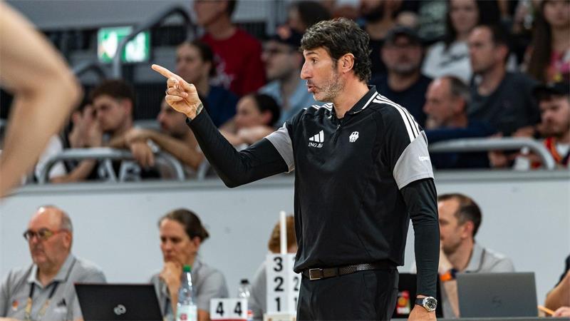 Hartensteins Zeichen ans Nationalteam: Verletzt, aber dabei Bundestrainer Alex Mumbrú blickt zuversichtlich in die Zulunft. (Archivfoto)