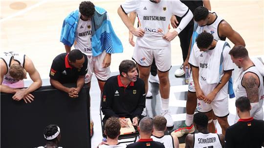 Bundestrainer Alex Mumbru ist zurück - und Deutschlands Basketballer siegen auch für ihn.
