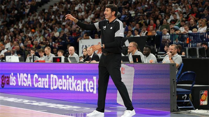 Auch ohne viele Stars: Basketballer gewinnen Supercup Bundestrainer Alex Mumbrú steht im kommenden Jahr vor einer schweren Kaderzusammenstellung.
