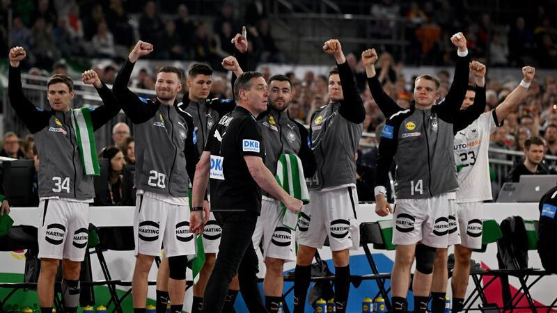 Bundestrainer Alfred Gislason (M) sah eine vor allem in der Defensive starke Leistung seiner Mannschaft.