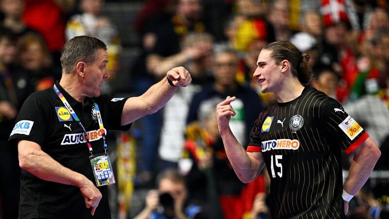 Zwischen Frust und Lust: Handballer wollen EM-Bronze Bundestrainer Alfred Gislason (l) und Juri Knorr sprechen während eines Spiels miteinander.