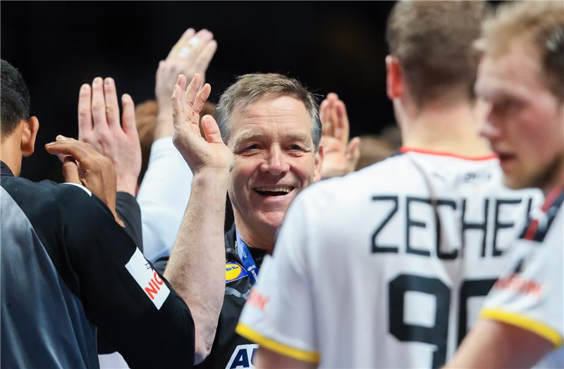 So soll die Handball-EM in Deutschland nachhaltiger werden Bundestrainer Alfred Gislason soll den Handballern auch über 2024 hinaus erhalten bleiben. Foto: dpa