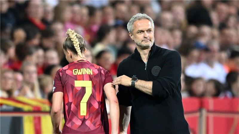 Bundestrainer Christian Wück (r/mit Kapitänin Giulia Gwinn) verlängerte seinen Vertrag langfristig. (Archivbild)