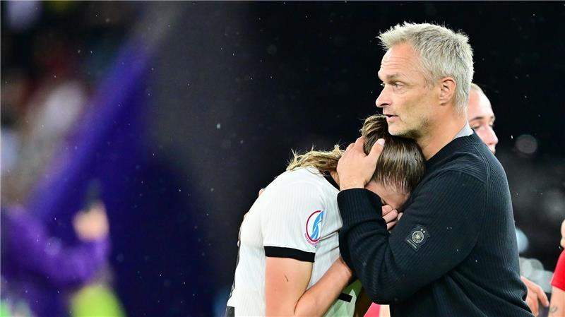 DFB-Team nach Halbfinal-Aus „komplett leer“ Bundestrainer Christian Wück tröstet Jule Brand.