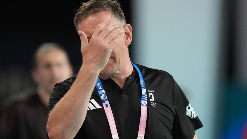„Anders auftreten“: Handballer wollen nicht mehr lieb sein Bundestrainer Gislason verzweifelt beim Auftritt der deutschen Handballer.