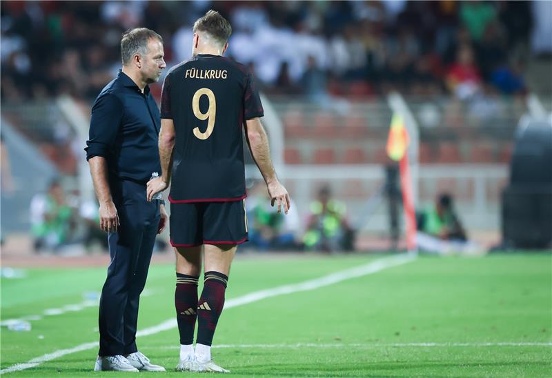 Bundestrainer Hansi Flick mit Torschütze Niclas Füllkrug. Foto: dpa-Bildfunk