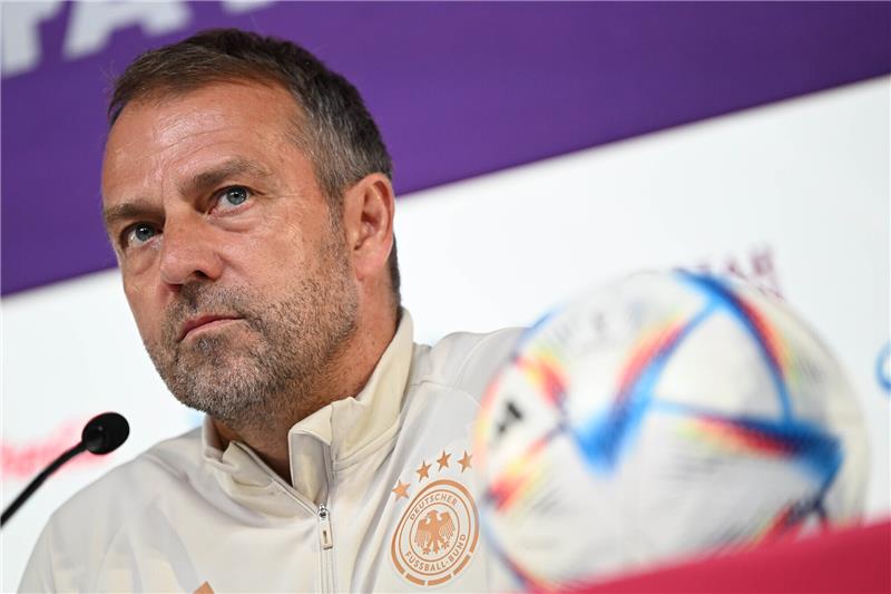 Flick braucht elf Richtige – Mit „All-In“-Mentalität Spanien besiegen Bundestrainer Hansi Flick nimmt an der Abschluss-PK vor dem Spiel gegen Spanien teil. Foto: Federico Gambarini/dpa