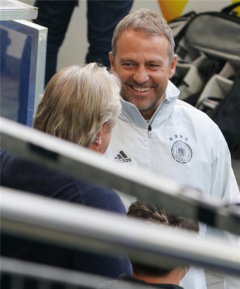 Bundestrainer Hansi Flick (rechts) unterhält sich vor dem Training mit HSV-Nachwuchschef Horst Hrubesch. Foto: Marcus Brandt/dpa