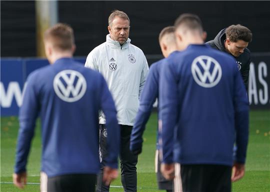Bundestrainer Hansi Flick verfolgt das Training im Hamburger Volkspark. Foto: Marcus Brandt/dpa