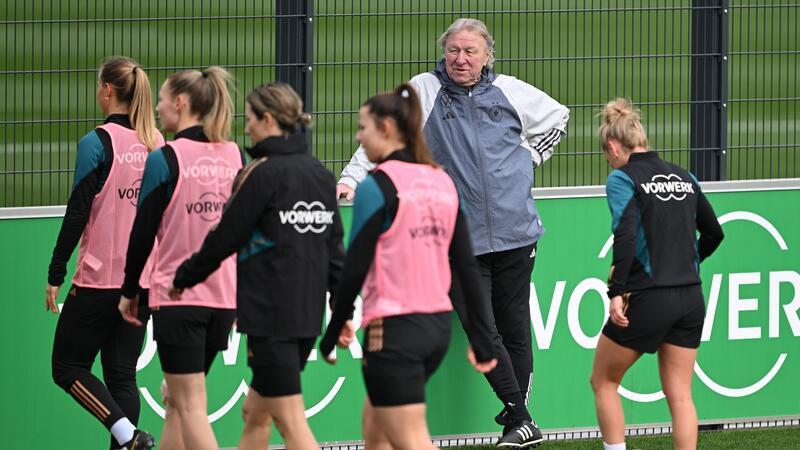 Hoffnungsträger Hrubesch: Zwei Chancen fürs Olympia-Ticket Bundestrainer Horst Hrubesch beobachtet die Spielerinnen beim Training.