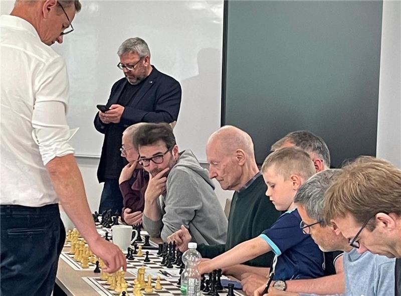 Bundestrainer Jan Gustafsson trat gegen 19 Spieler des Schachclubs gleichzeitig an und gewann eindeutig.