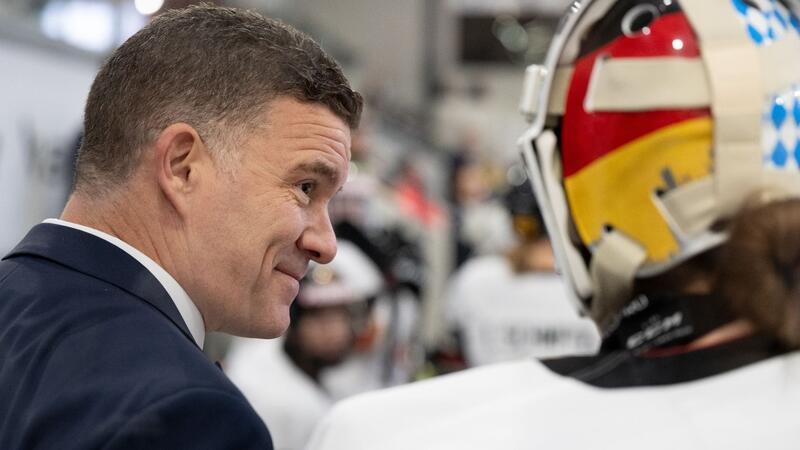 Bundestrainer Jeff MacLeod und die deutschen Eishockey-Frauen holten sich bei der WM den Gruppensieg.