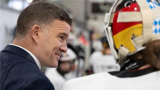 Bundestrainer Jeff MacLeod und die deutschen Eishockey-Frauen holten sich bei der WM den Gruppensieg.