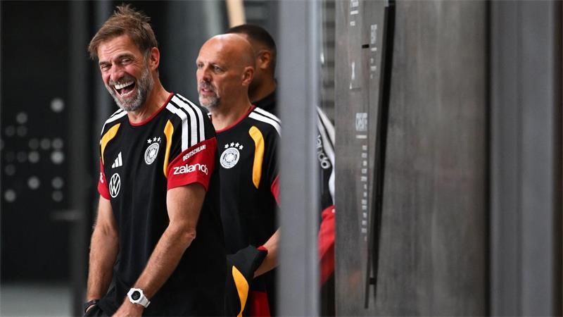 Bundestrainer Jürgen Klopp lacht. 