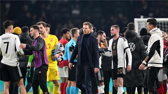 Bundestrainer Julian Nagelsmann (M) vermisst bei seinen Spielern die Emotionen.