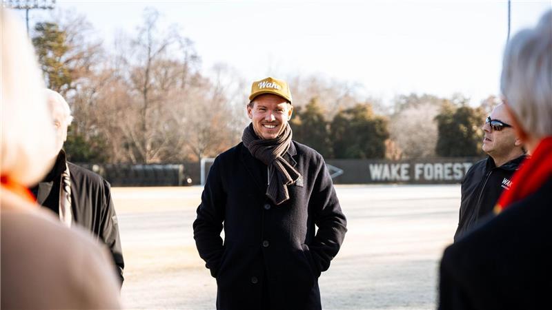 Bundestrainer Julian Nagelsmann auf dem Sportgelände der Universität.