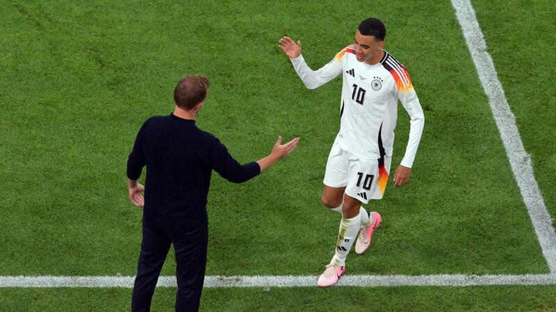 Bundestrainer Julian Nagelsmann beglückwünscht Jamal Musiala zum tollen Spiel.