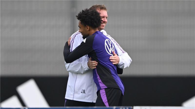 Bundestrainer Julian Nagelsmann begrüßt den nachnominierten Kevin Schade. 