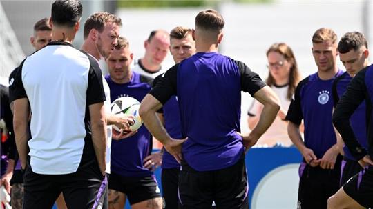 Bundestrainer Julian Nagelsmann (l) hält beim Training eine Ansprache.