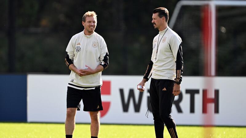 Bundestrainer Julian Nagelsmann (l) lobt seinen Co-Trainer Sandro Wagner.