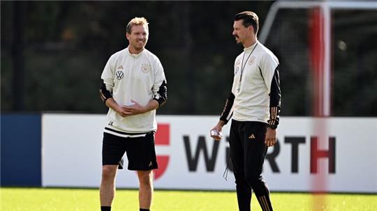 Bundestrainer Julian Nagelsmann (l) lobt seinen Co-Trainer Sandro Wagner.