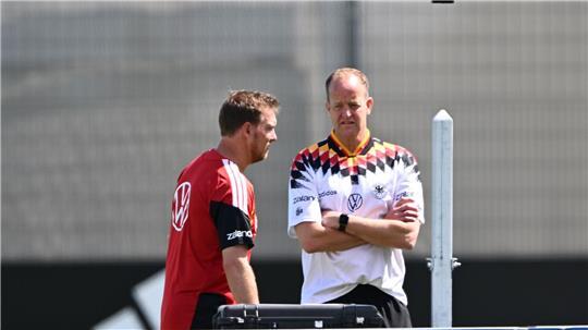 Bundestrainer Julian Nagelsmann (l) mit Teamarzt Jochen Hahne.