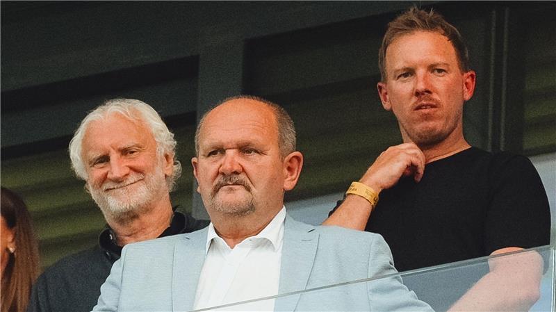 „Fußball-Gott nicht auf unserer Seite“: U21 verpasst Krönung Bundestrainer Julian Nagelsmann (r) sah den spannenden Kampf um den EM-Titel im Stadion.