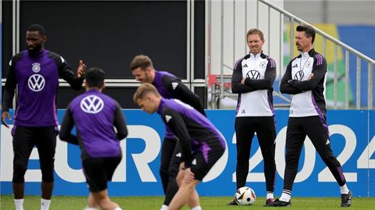 Bundestrainer Julian Nagelsmann und Co-Trainer Sandro Wagner schauen sich die Übungseinheit in Herzogenaurach an.