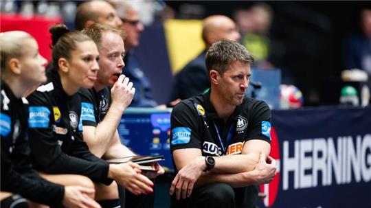Bundestrainer Markus Gaugisch (r) verfolgt das Spielgeschehen.