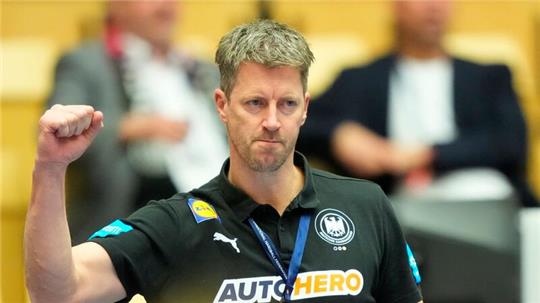 Bundestrainer Markus Gaugisch und die DHB-Frauen qualifizierten sich vorzeitig für die WM-Hauptrunde.
