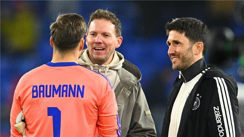 Bundestrainer Nagelsmann (M) spricht mit Oliver Baumann (l). (Archivbild)