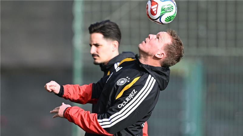 Bundestrainer Nagelsmann jongliert vor dem Training mit einem Ball. 