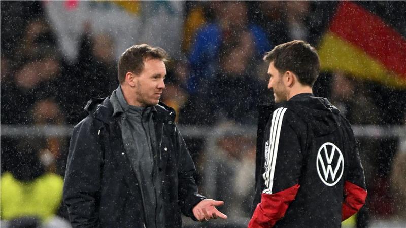 Bundestrainer Nagelsmann (l) bespricht sich mit seinem Assistenten Benjamin Glück. (Archivbild)