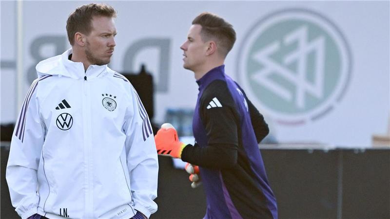 Bundestrainer Nagelsmann (l.) hat klare Forderungen an ter Stegen (r.). (Archivbild) 