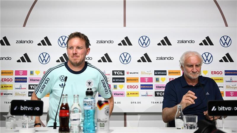Nagelsmann und seine Happy Family – Neuer im Wartemodus Bundestrainer Nagelsmann (l.) und Rudi Völler (r.) sitzen bei der DFB-Pressekonferenz auf dem Podium.