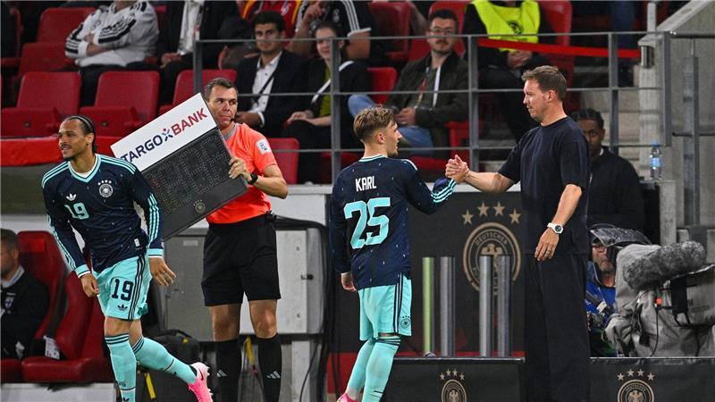 Bundestrainer Nagelsmann (r) klatscht mit Lennart Karl ab. Startet der Bayern-Youngster bei der WM richtig durch? 