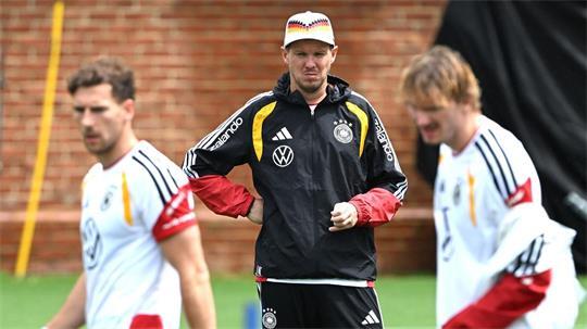 Bundestrainer Nagelsmann schaut im Training bei Woltemade (r.) und Goretzka (l.) ganz genau hin. 