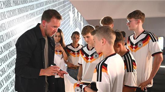 Bundestrainer Nagelsmann schreibt Autogramme für junge Fans. (Archivbild)