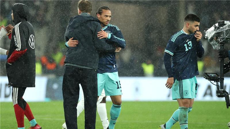 Bundestrainer Nagelsmann umarmt Leroy Sané, Deniz Undav (r.) geht vom Platz. 