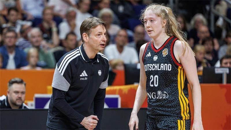 „Ab in die Eistonne“: Basketballerinnen verpatzen WM-Start Bundestrainer Olaf Lange hatte mit seinen Spielerinnen viel Redebedarf.