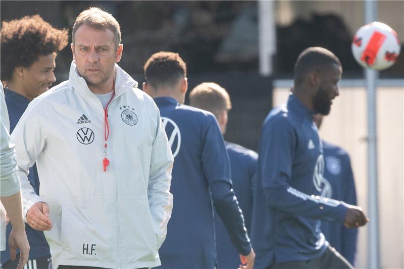 Bundestrainer Hansi Flick konnte beim Abschlusstraining alle Spieler begrüßen. Foto: dpa-Bildfunk