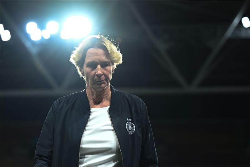 Droht auch der Bundestrainerin Voss-Tecklenburg das Aus? Bundestrainerin Martina Voss-Tecklenburg ist erkrankt.